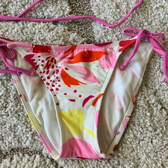 Guess Bikini - Picture 3 of 6